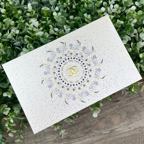 CHANEL Limited Edition Holiday Beauty 2025 Gift Box - Picture 7 of 11